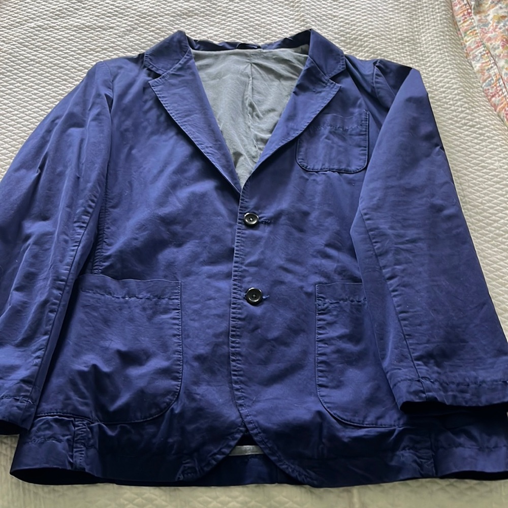 Men’s lightweight blazer, unlined. size L. Minor damage from lapel pun.
